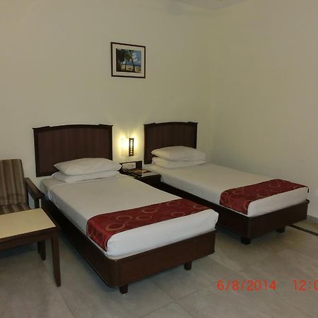 Hotel Thulashi Park Chennai Bagian luar foto