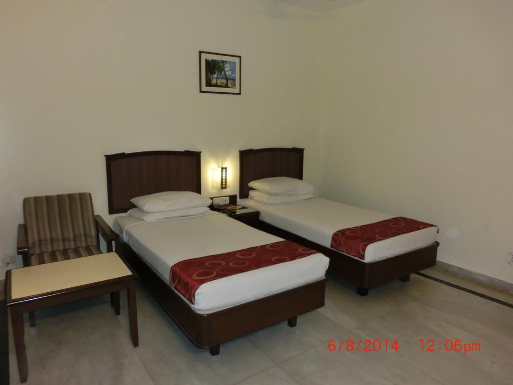 Hotel Thulashi Park Chennai Bagian luar foto