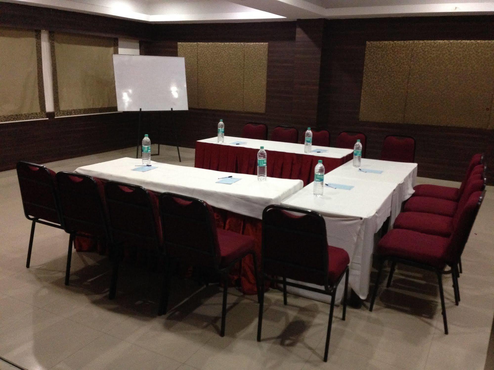 Hotel Thulashi Park Chennai Bagian luar foto