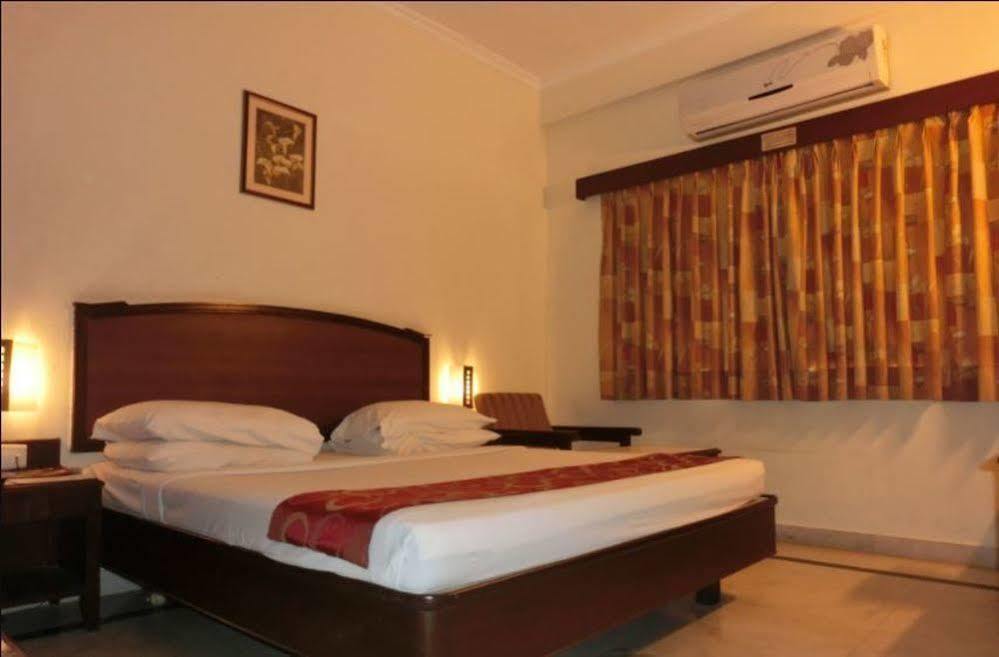 Hotel Thulashi Park Chennai Bagian luar foto
